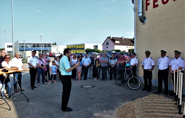 Architekt Tim Feigenbutz (links) , Bürgermeister a.D. Jürgen Heß, (3. von links), Bürgermeister Frank Burkard vorn, Kreisbrandmeister Jürgen Bord (3. von rechts), Kreisfeuerwehrverbands Vorsitzender Eckard Helms (2. von rechts), Kommandant Bernd Eder (rechts). | Foto: Frieder Scholtes