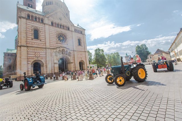 LANZ-Rundfahrt vor dem Speyerer Dom.