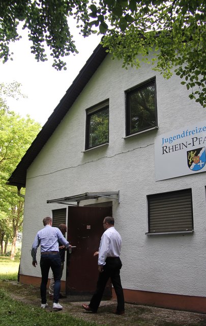 Die Jugendfreizeitstätte Mechtersheim muss dringend saniert werden - davon überzeugte sich die Politik am Donnerstag | Foto: Heike Schwitalla