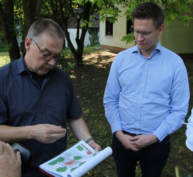 (v.l.) Michael Pack, Referatsleiter Bau- und Denkmalpflege im Kreis, erklärt dem Bundestagsabgeordneten Johannes Steininger die geplanten Baumaßnahmen | Foto: Heike Schwitalla