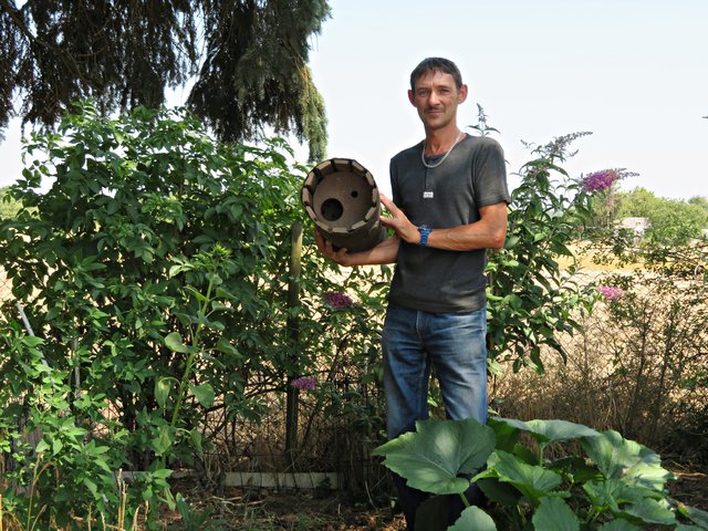 Kurt in seinem naturbelassenen Garten | Foto: Brigitte Melder