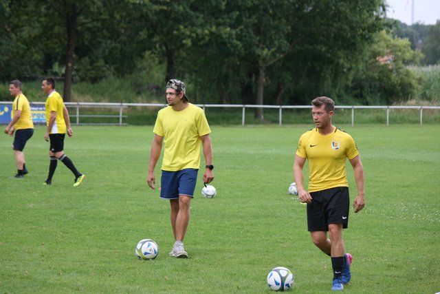 Boxweltmeister zu Gast auf dem Fußballplatz