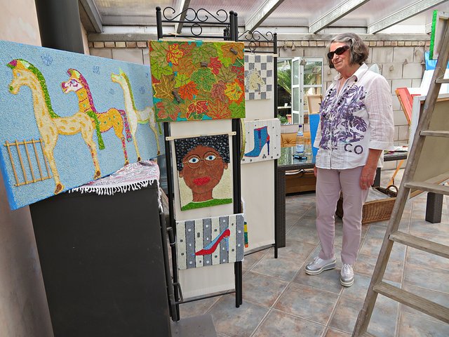 Elke Renz bei ihren Bildern | Foto: Brigitte Melder