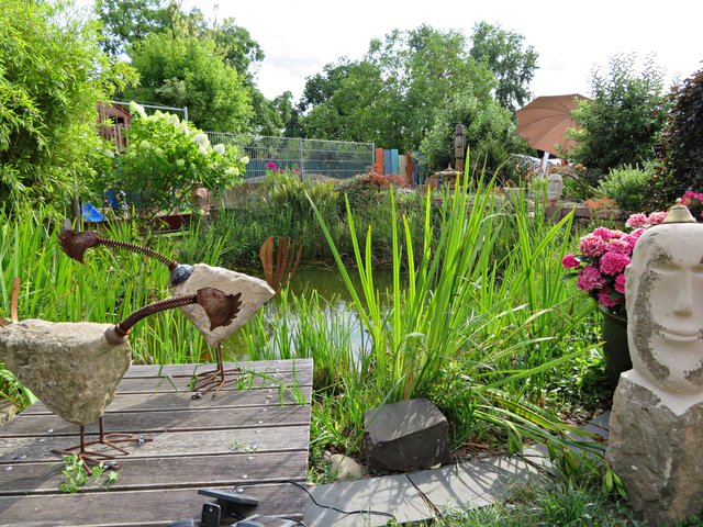 Toller Garten mit hauseigenen Kunsthühnern | Foto: Brigitte Melder