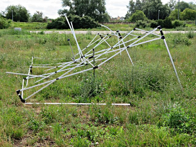 Nur eines von vielen Trümmerteilen infolge des Sturmes | Foto: Brigitte Melder