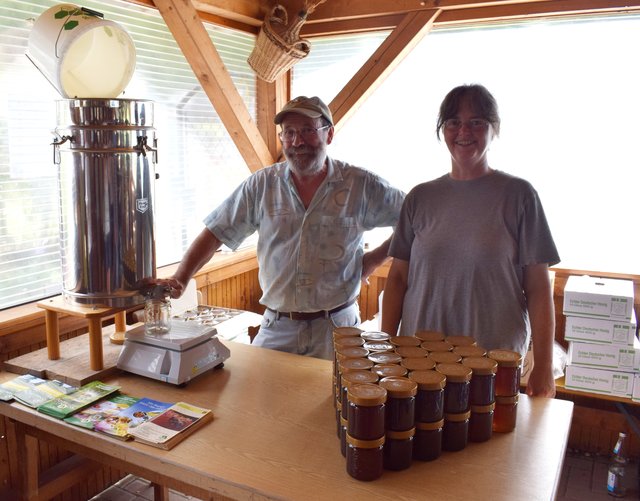 Marin Jacubeit und Franz Sommer verkaufen das flüssige Gold.  | Foto: B.Bender