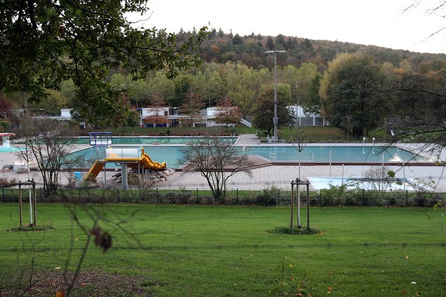 Auch das Warmfreibad am anderen Ende der Stadt wird gerne zur Abkühlung genutzt | Foto: Jens Vollmer