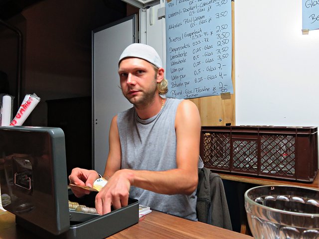 Viel zu tun an der Getränkekasse | Foto: Brigitte Melder