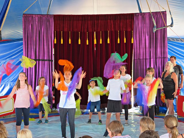 Buntes Tücherwerfen | Foto: Brigitte Melder