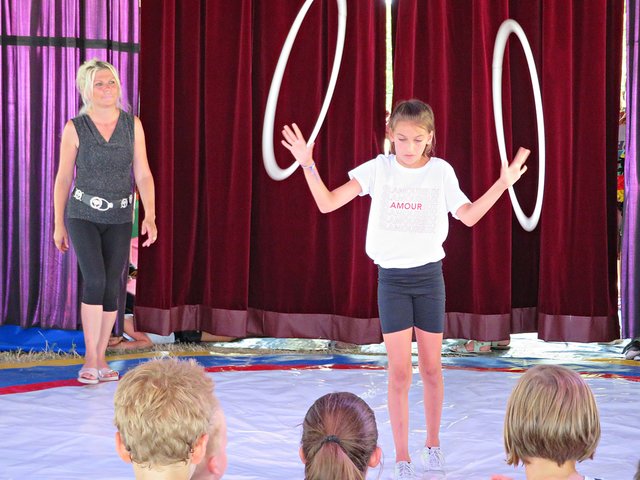 Hula Hoop an den Armen | Foto: Brigitte Melder