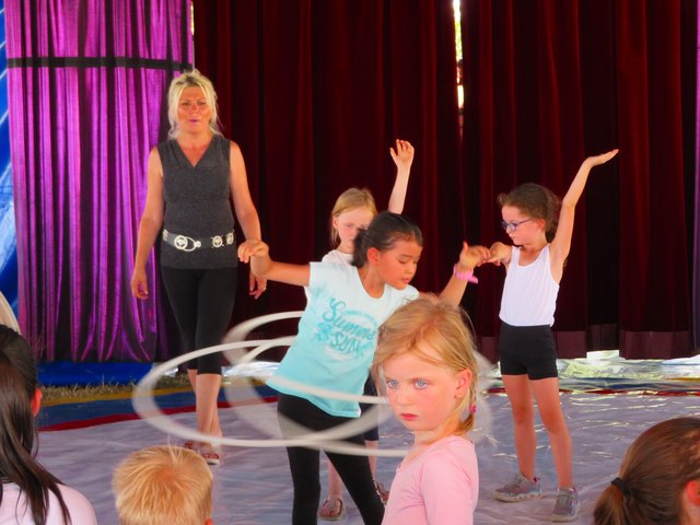 Olala, gleich mit drei Reifen Hula Hoop | Foto: Brigitte Melder