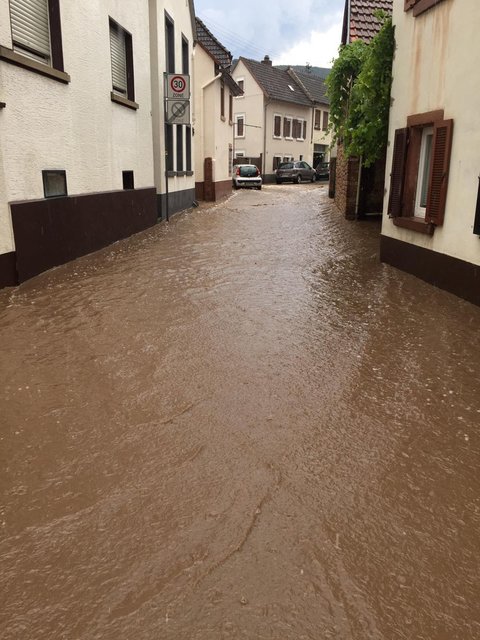 überflutete Heerstraße in Diedesfeld | Foto: Medienteam Feuerwehr Neustadt