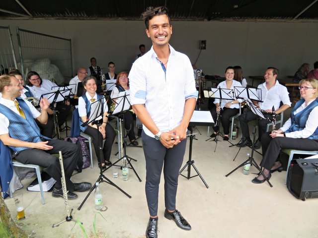 Dirigent Sebastian Lastein inmitten seiner Musiker | Foto: Brigitte Melder