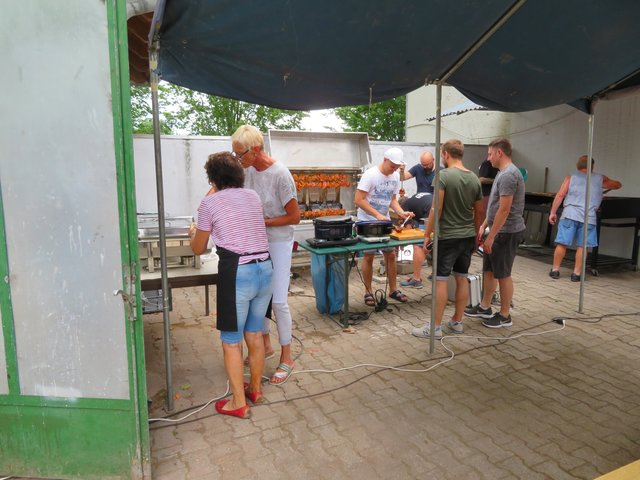 Schwer am Arbeiten, denn hungrige Gäste warten | Foto: Brigitte Melder