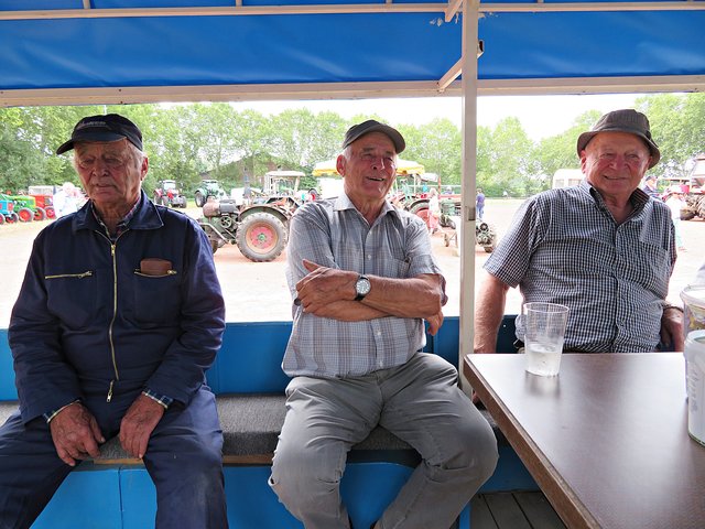 Drei Brüder aus Ruchheim mit den gleichen Interessen: Oldtimer | Foto: Brigitte Melder