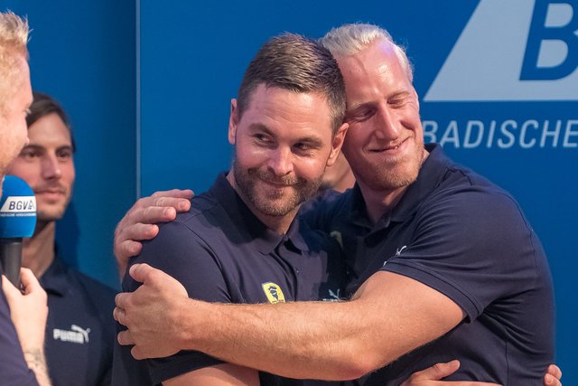 Umarmungen für das "Team Flamingo" - Mikael Appelgren und Andreas Palicka | Foto: Paul Needham