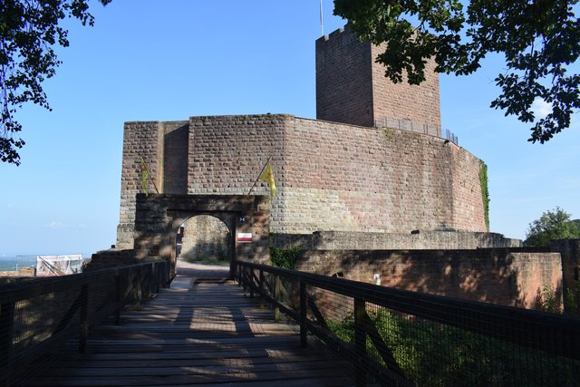 Start und Ende des Rundweges ist bei der Burg Landeck. | Foto: B. Bender