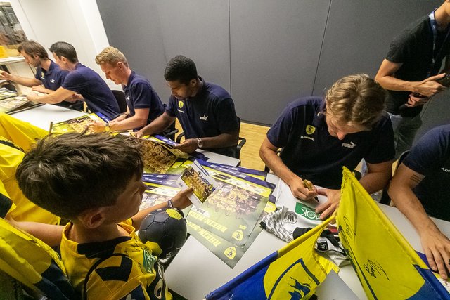 Signiert wurde alles - von der Fahne bis zum Ball | Foto: Paul Needham