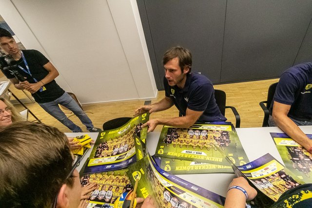 Uwe Gensheimer im "Autogramm-Stress" | Foto: Paul Needham