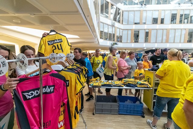 Und dann war bei den Fans Shopping angesagt...  | Foto: Paul Needham