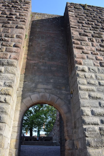 Eingang zur Burg Landeck.  | Foto: B.Bender