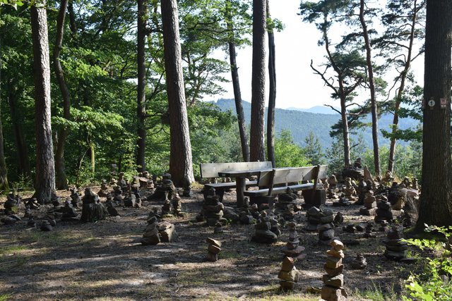 Wanderplatz mit Aussicht und Steinmännchen.  | Foto: B.Bender