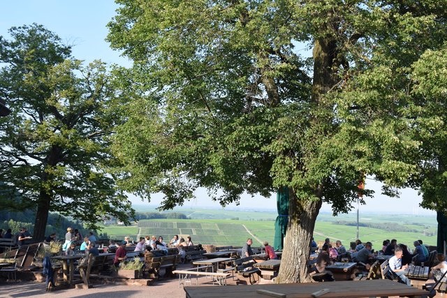 Die Burg Landeck lädt zum Abschluss zum Verweilen ein.  | Foto: B.Bender