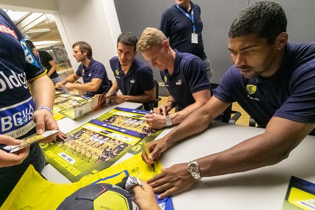 Signiert wurde alles - von der Fahne bis zum Ball | Foto: Paul Needham