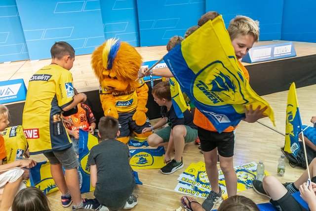 Autogramme gab es auch von Conny, dem Löwenmaskottchen | Foto: Paul Needham