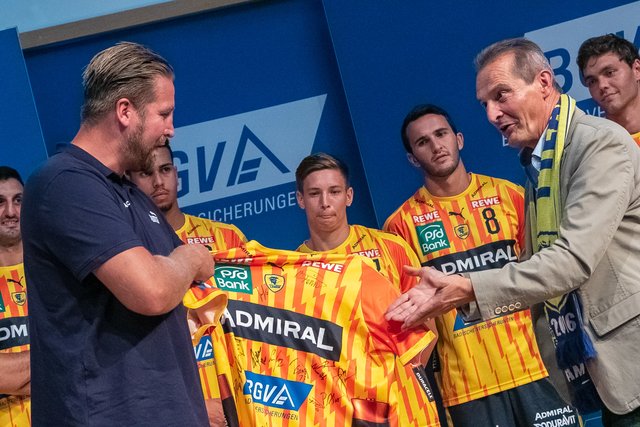 So sieht das neue Trikot für den EHF-Cup aus. Raimund Herrmann,
Stellvertretender Vorsitzender des Vorstandes Badischer Gemeinde-Versicherungs-Verband, BGV-Versicherung AG, erhielt ein signiertes Exemplar. | Foto: Paul Needham