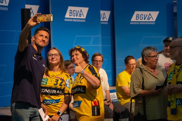 BGV-Saisoneröffnung der Rhein-Neckar Löwen - für ein paar glückliche Fans gab's am Ende doch noch ein Selfie | Foto: Paul Needham