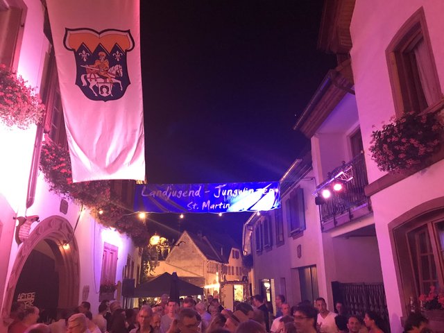 Am Abend geht es in den romantischen Gassen rund.   | Foto: ps