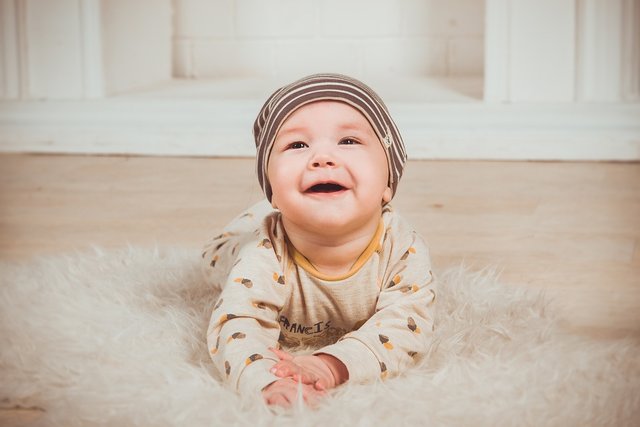 Ein PEKiP-Kurs vermittelt Bewegungs-, Sinnes- und Spielanregungen für Babys mit ihren Eltern
