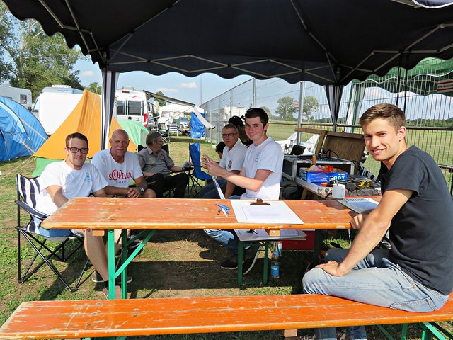 Hier trifft sich alles - Das nette Team des Modellflugvereins | Foto: Brigitte Melder