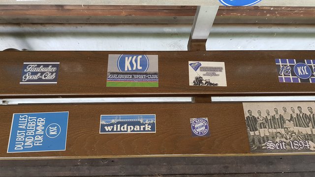 Persönliche Sitz-Kennzeichnung auf der Gegentribüne in Karlsruhe | Foto: jnb