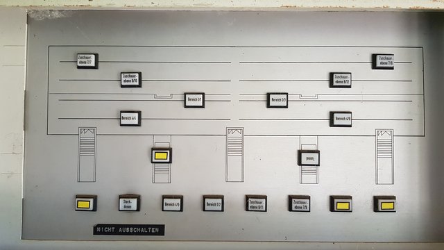 "Moderne" Schalttafel für die Tribüne. Besonders interessant ist der Hinweis "Nicht ausschalten".  | Foto: jnb