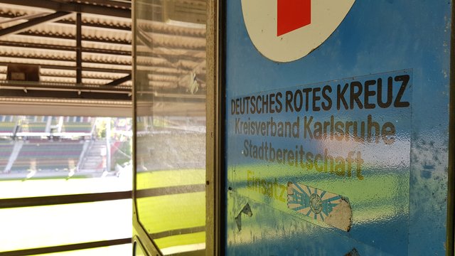 Auch das DRK hat eine eigene Kabine auf der Gegentribüne | Foto: jnb