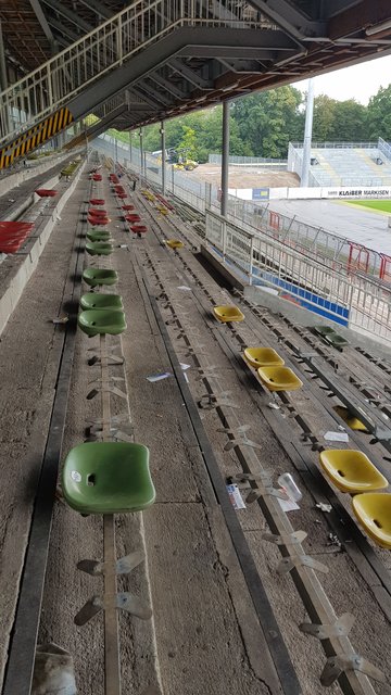 Nicht alle Sitze wurden abgeschraubt | Foto: jnb
