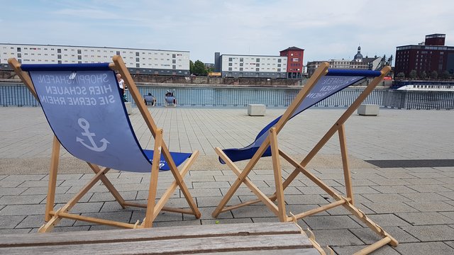 Die Rheinpromenade bietet einige Möglichkeiten zu entspannen und den Sommer zu genießen.