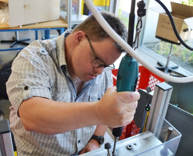 Von der Betriebswerkstatt konzipierte Vorrichtungen erleichtern den Mitarbeitern mit Behinderung die anspruchsvolle Tätigkeit. | Foto: Christmann/Lebenshilfe Südliche Weinstraße