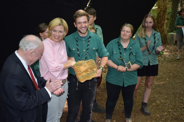 Sven Hery überreicht Julia Klöckner einen Gutschein von 20.000 ehrenamtlichen Stunden Hilfe für den Wald.  | Foto: B.Bender