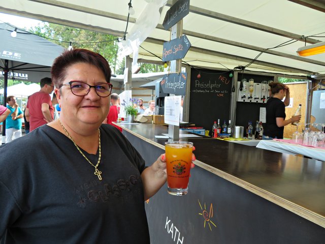 Besucherin mit Erotik-Schoppe | Foto: Brigitte Melder