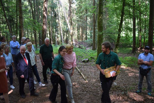 Annika Hanke, zuständig für die Öffentlichkeitsarbeit der Schutzgemeinschaft Deutscher Wald, geleitet die Ministerin auf dem Weg und versorgt sie mit ersten Infos.   | Foto: B.Bender
