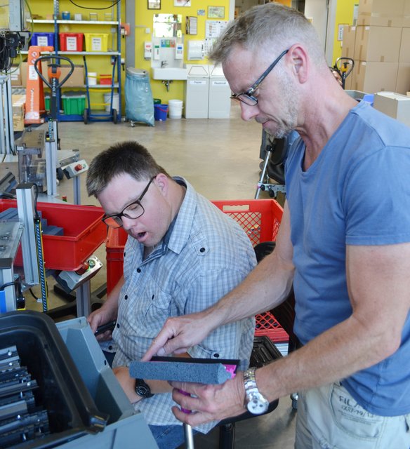 Oliver Eckl erklärt Michael Kögel, worauf er bei der Endmontage besonders achten sollte. | Foto: Christmann/Lebenshilfe Südliche Weinstraße