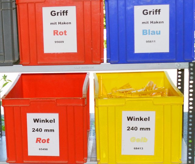 Kisten in den gleichen Farben wie die Einzelteile erleichtern den Mitarbeitern mit Behinderung die Orientierung. | Foto: Christmann/Lebenshilfe Südliche Weinstraße