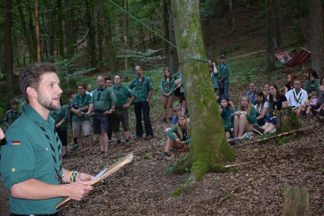 Bundesleiter begrüßt den prominenten Besuch und informiert über die Arbeit der Waldjugend und den Zustand des Waldes.  | Foto: B.Bender