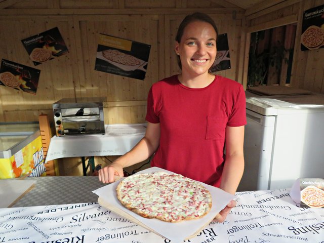 Lecker Flammkuchen mit einem Lächeln überreicht | Foto: Brigitte Melder