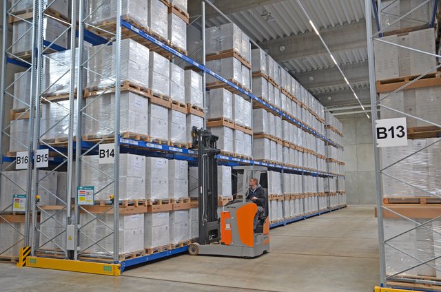 Allein im Logistikzentrum in Offenbach an der Queich beanspruchen die Produkte aus dem max4car-Sortiment rund 2000 Palettenplätze.	 | Foto: Björn Kray Iversen/Lebenshilfe Südliche Weinstraße