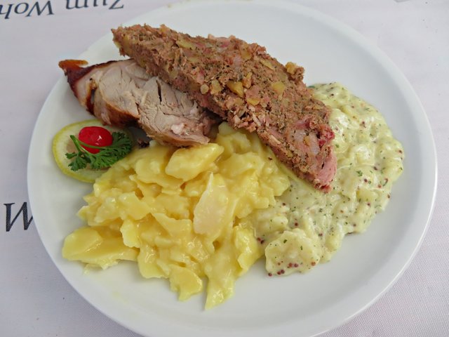 Spanferkel mit Kartoffelsalat war sehr lecker | Foto: Brigitte Melder