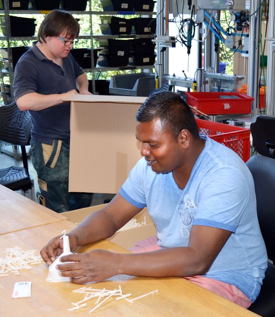 Ananthan Jegatheesan schätzt die Arbeit in der Gruppe sehr. Ob er gerade Trichter etikettiert oder Scheibenreiniger verpresst: Er genießt die Abwechslung zwischen unterschiedlichen Aufgaben. | Foto: Christmann/Lebenshilfe Südliche Weinstraße